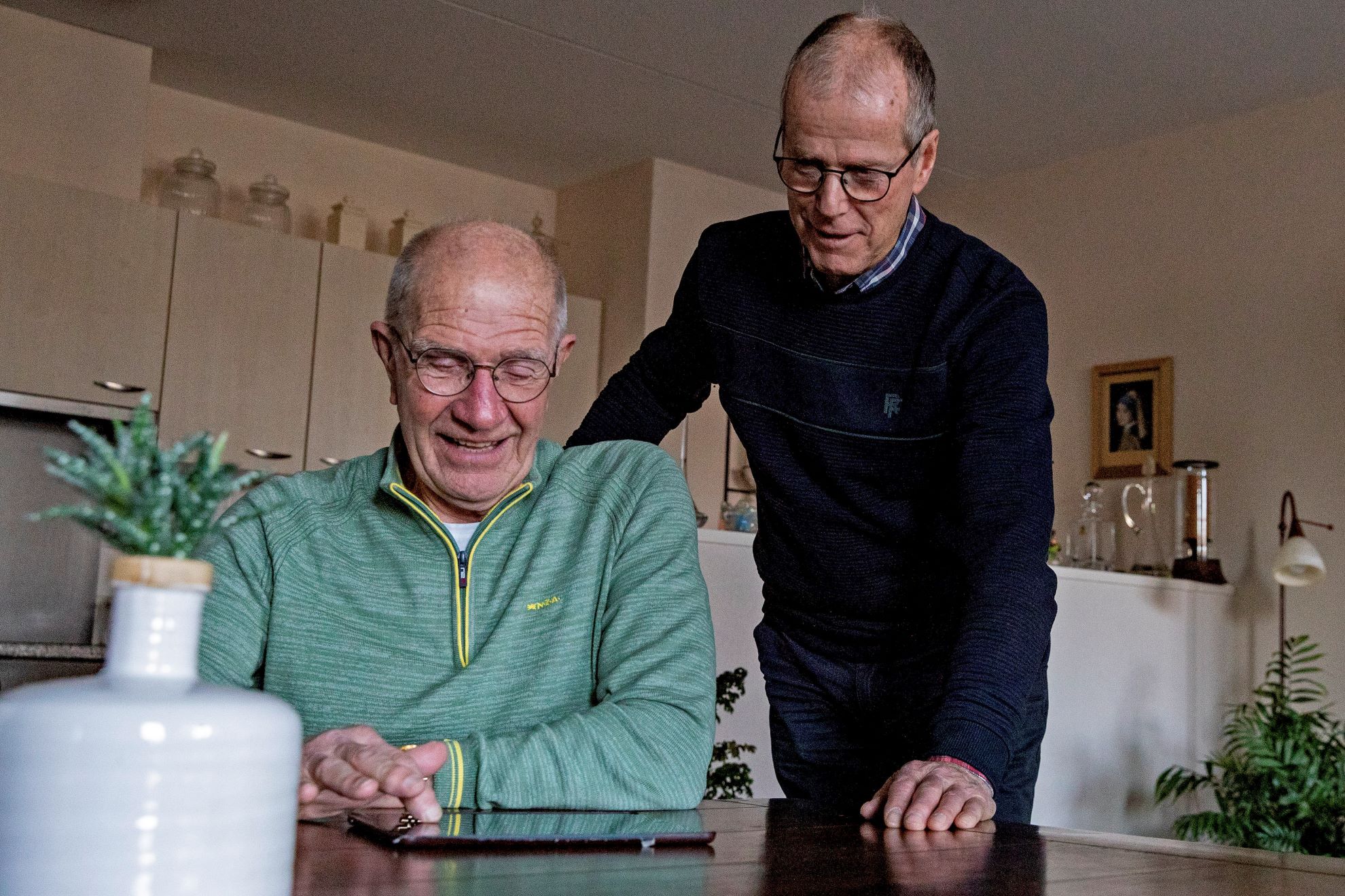 Bram Piersma en William Wijker zetten zich in voor de medebewoners van hun wooncomplex aan de Plevierenlaan in Egmond aan Zee.