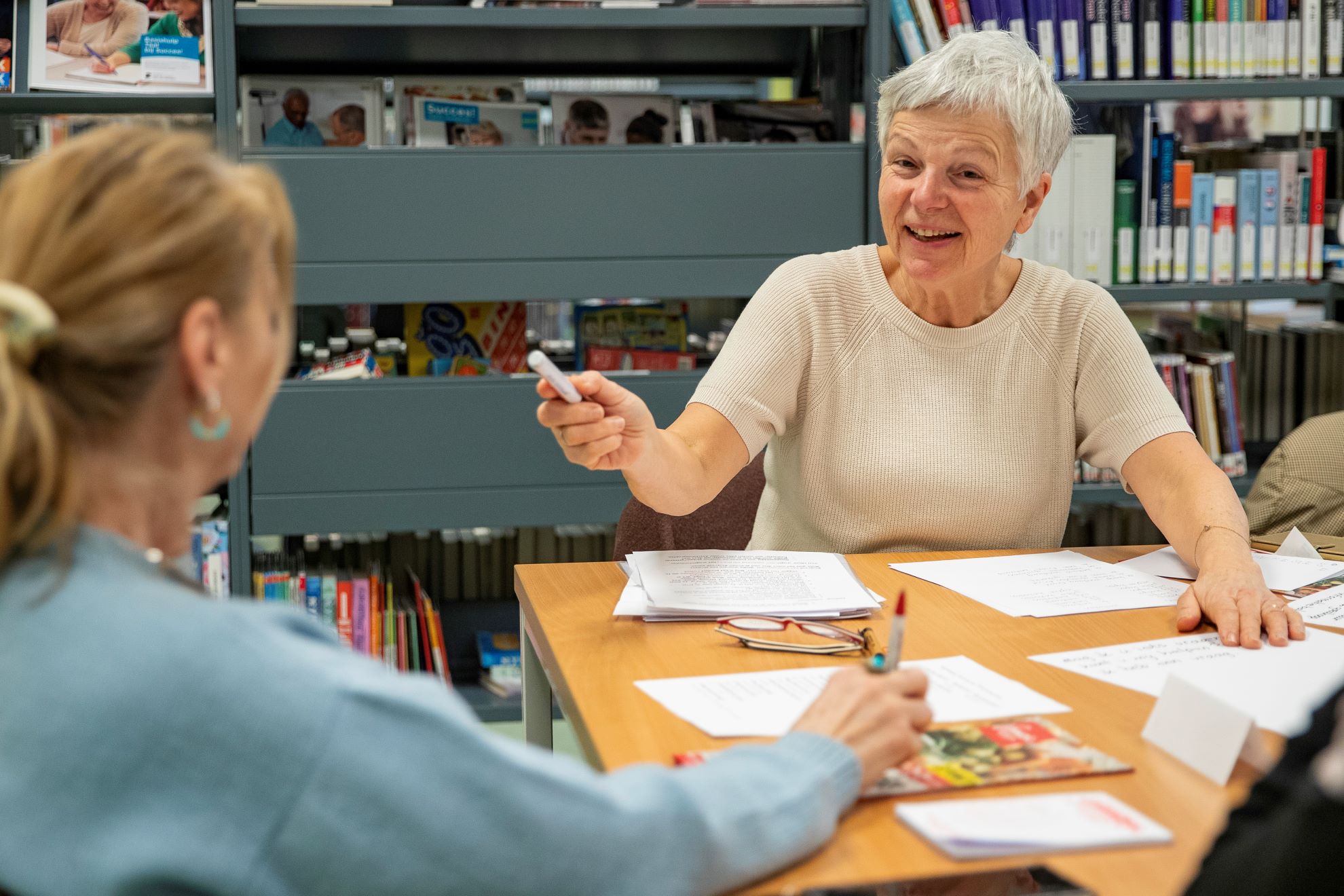 Jolanda Genet helpt mensen bij het leren van de Nederlandse taal In het Taalhuis van de bibliotheek van Heiloo